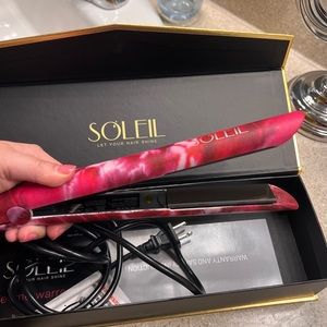 LIMITED ADDITION! Soleil flat iron